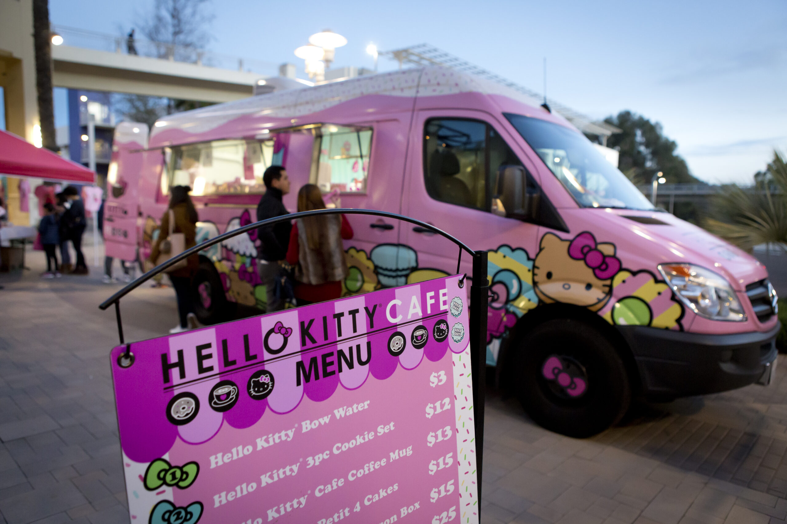 El Camioncito De Hello Kitty Cafe Regresa A San Diego.jpg