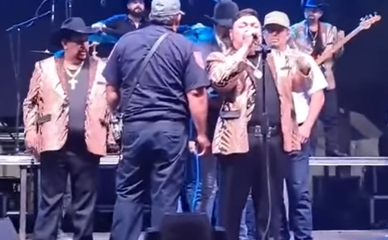 Sufre Cada El Rey Del Acorden En Plena Actuacin.jpg