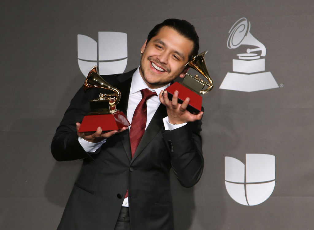 Christian Nodal recibiendo Grammy en 2019