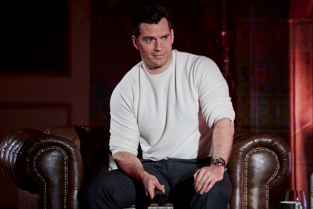 El video viral de Henry Cavill volteando a ver a Shakira en premiación
