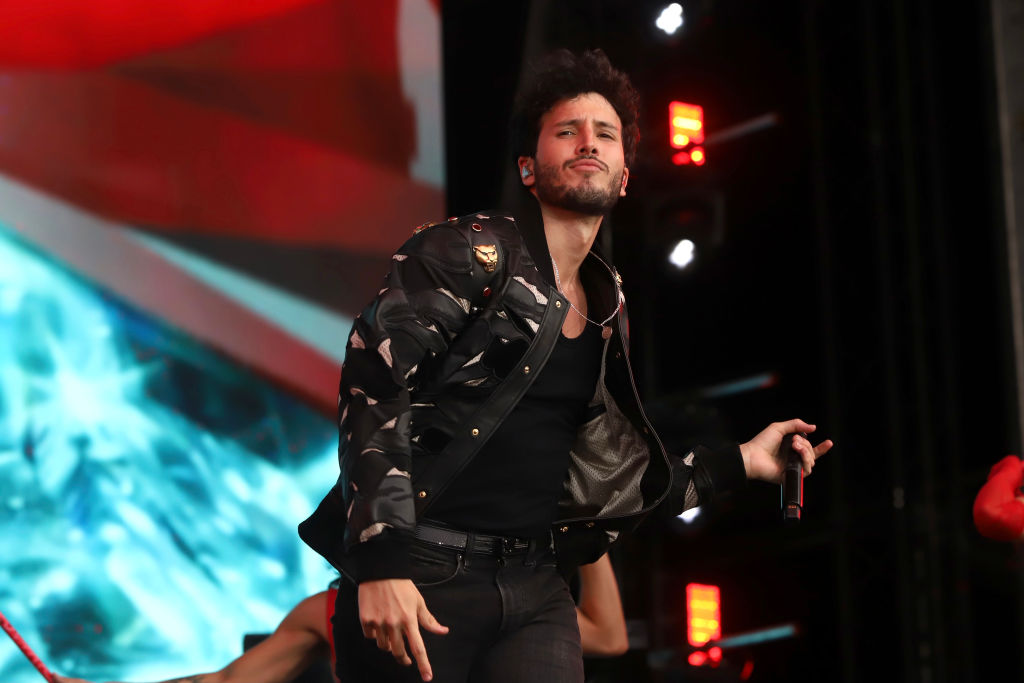 Sebastián Yatra cantando en el escenario