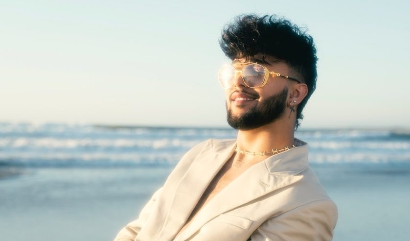 Joel de león sentado en la playa
