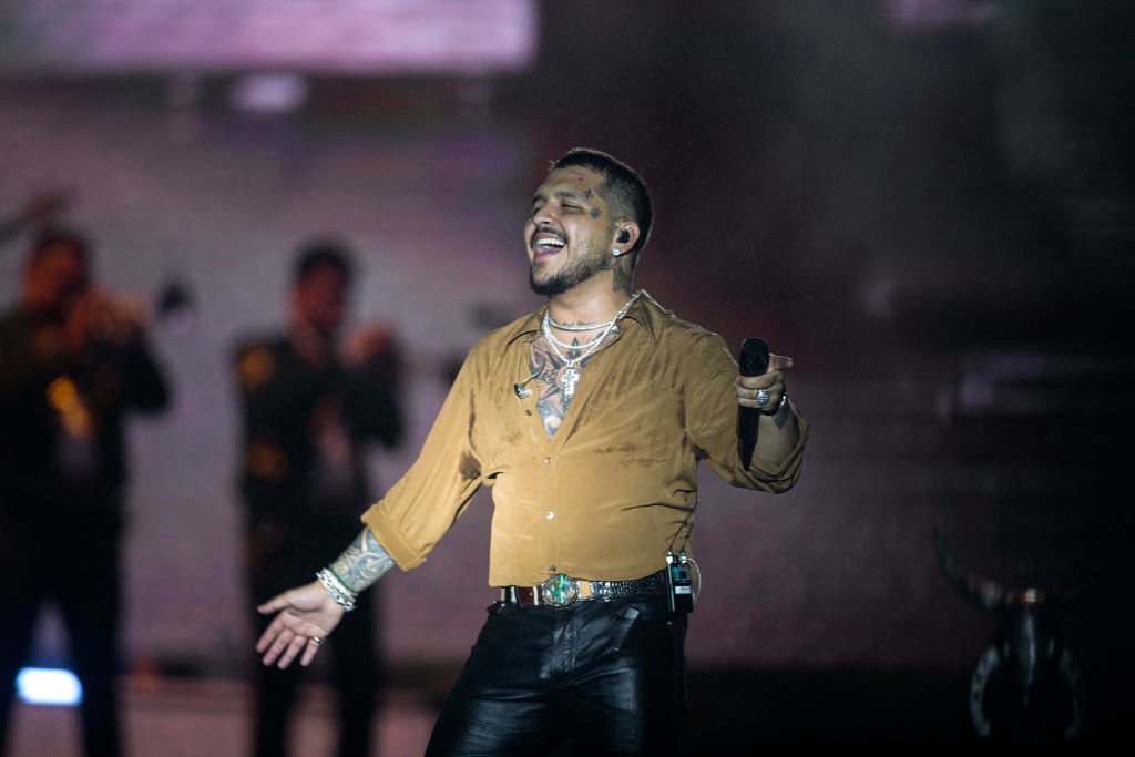 Christian Nodal en el escenario