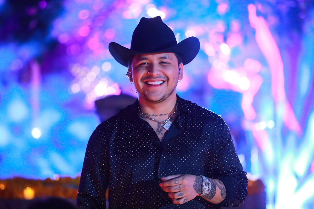 Christian Nodal fue abucheado y le aventaron hielos en el escenario