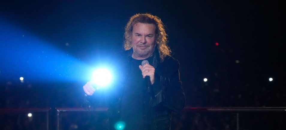 Fher de Maná fue derribado por una fan en concierto