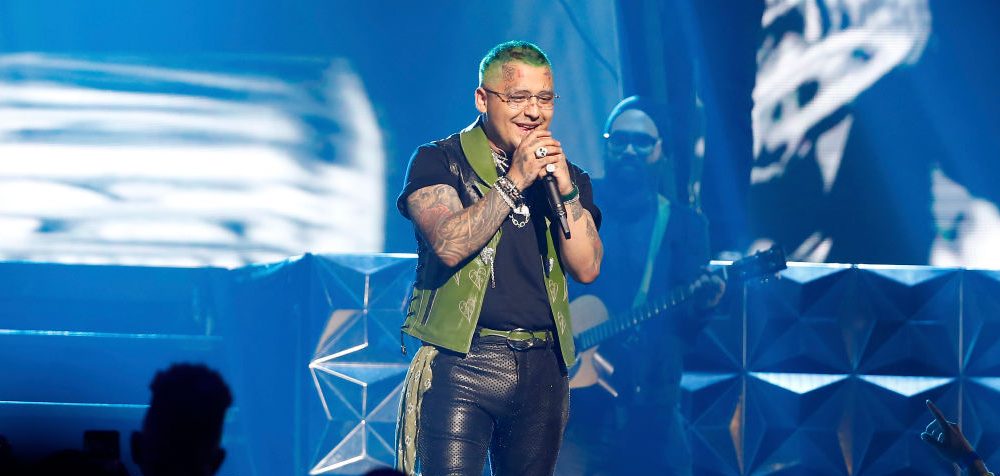 Christian Nodal rompió en llanto en pleno concierto