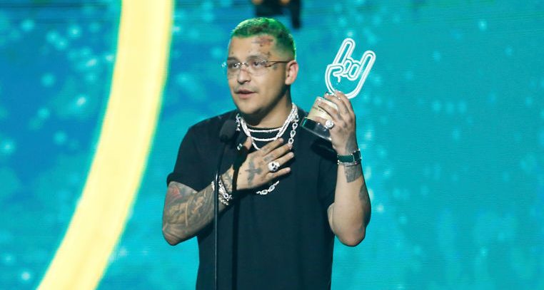 Christian Nodal apareció en redes sociales sin tatuajes en el rostro