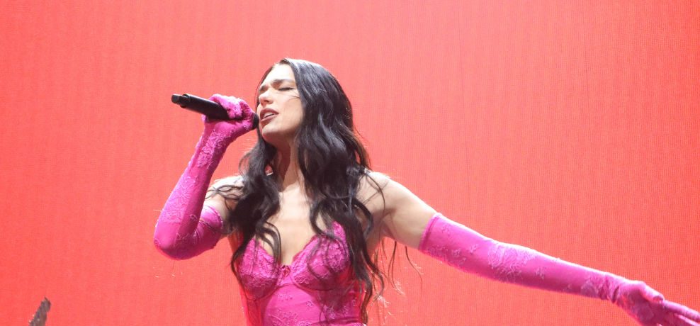 Fuegos artificiales se salen de control en concierto de Dua Lipa
