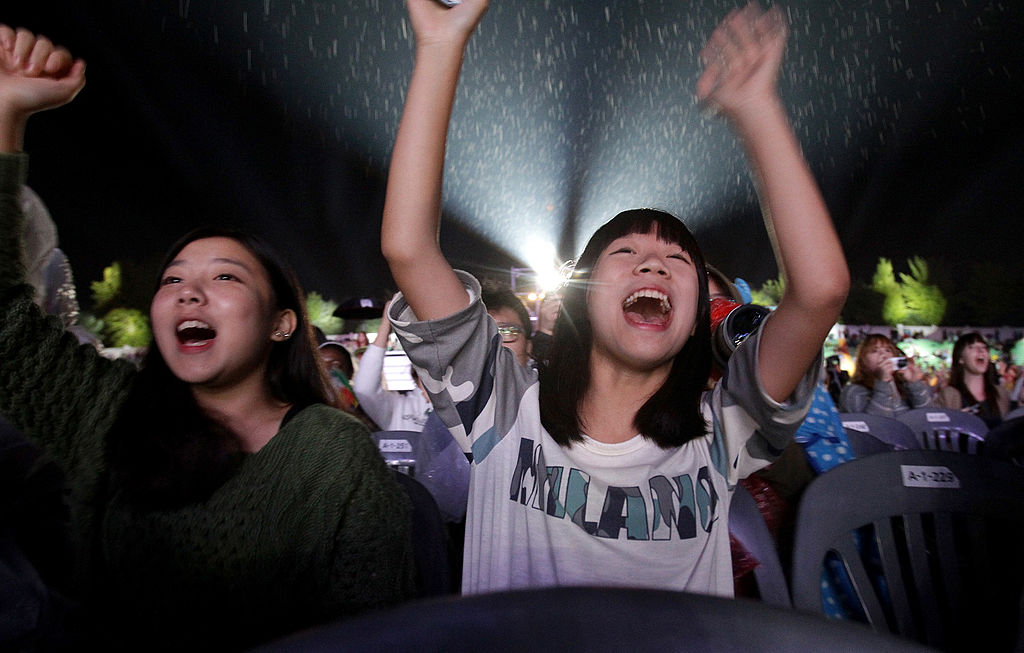 El impresionante accidente en pleno show de grupo pop coreano