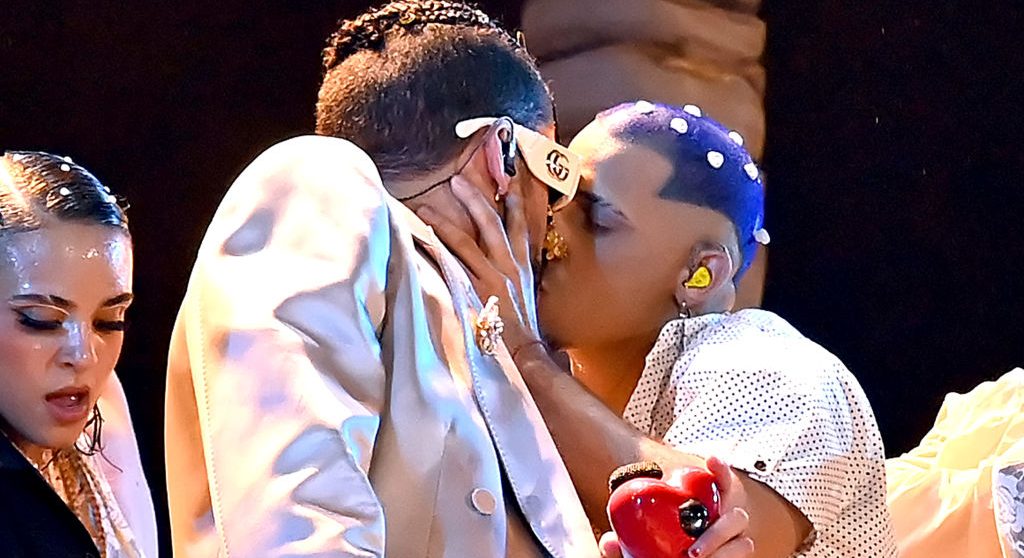 El polémico beso de Bad Bunny con uno de sus bailarines