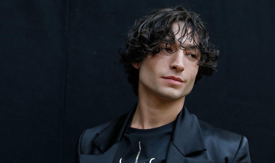 Ezra Miller, actor de The Flash, ahora fue acusado de robo agravado
