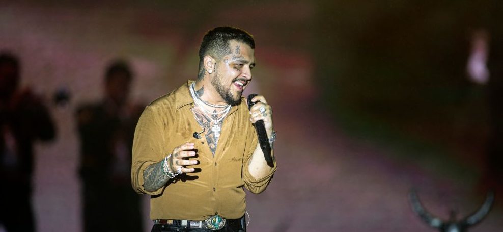 Fan insulta a Belinda mientras Nodal cantaba y esta fue su reacción