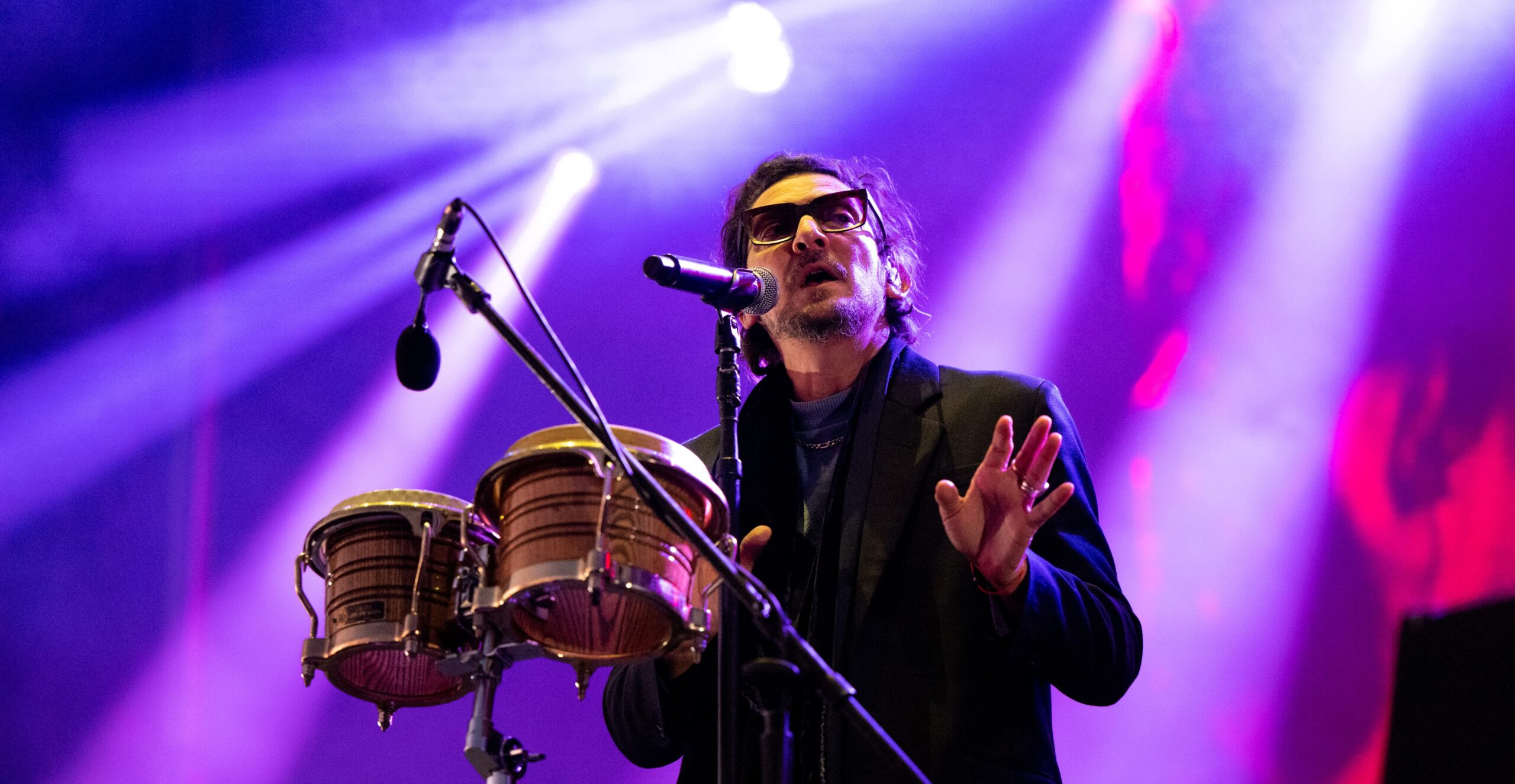 León Larregui estalló en contra del festival Bésame Mucho en plena presentación