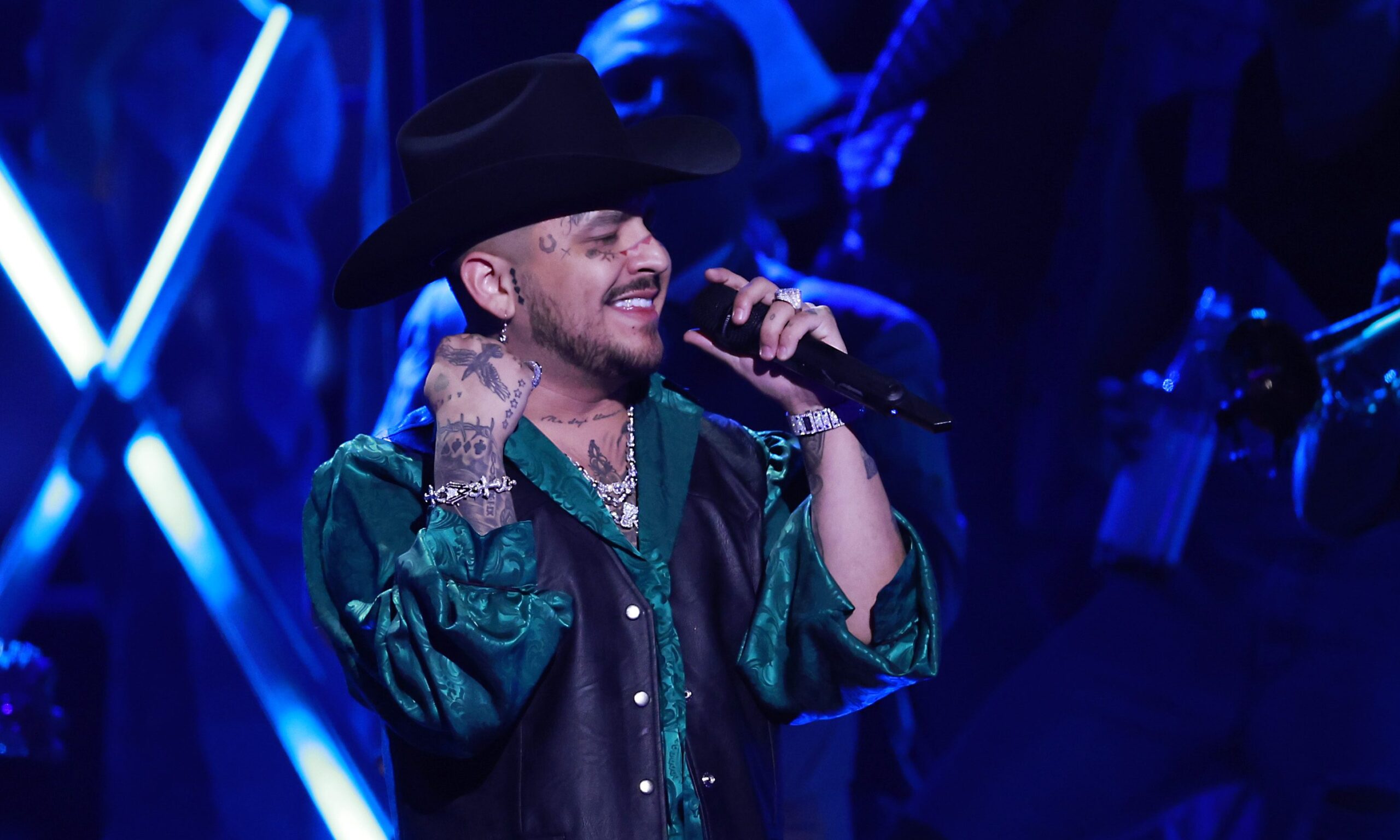 Le aventaron un celular a Christian Nodal en concierto y así reaccionó