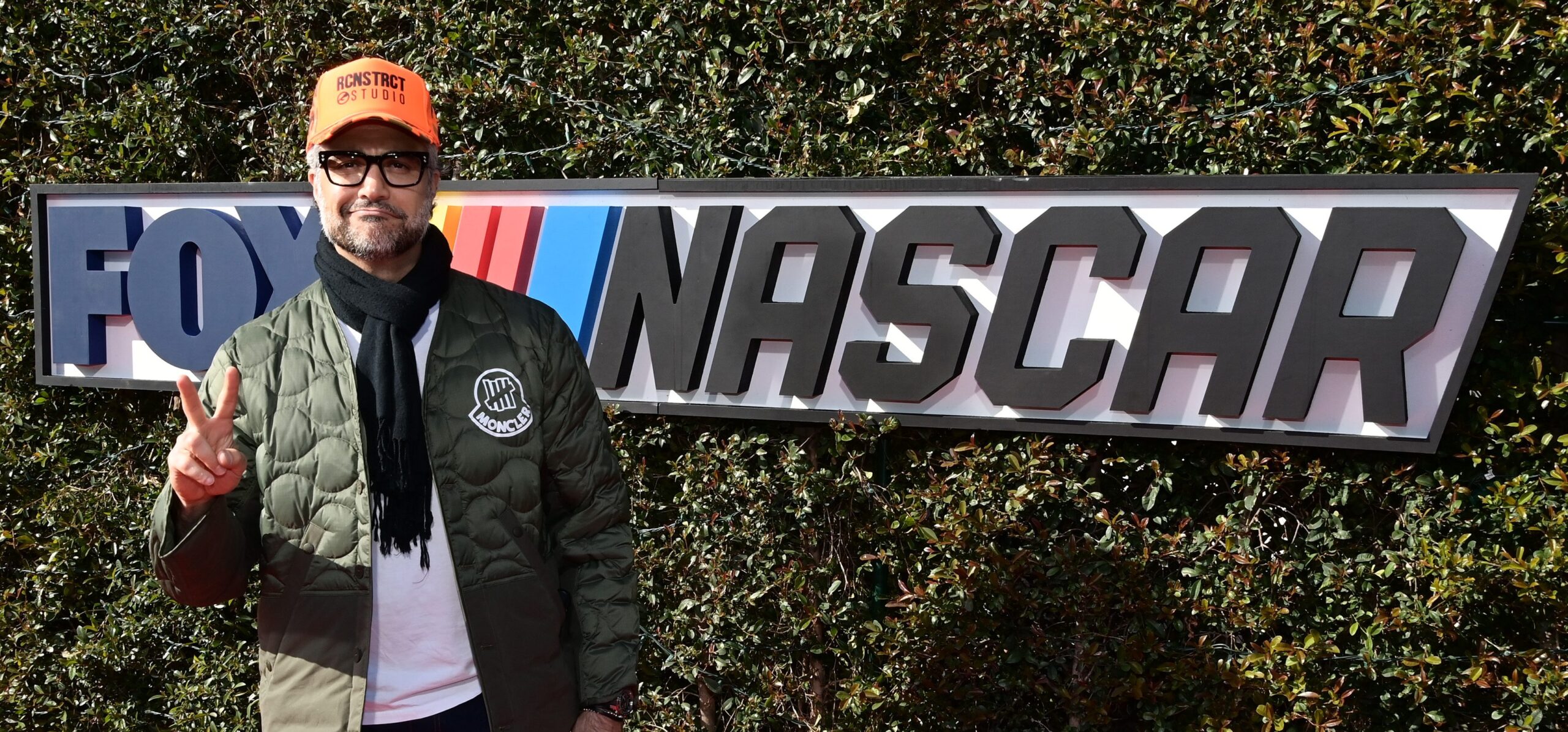 Jaime Camil cantó mal el Himno de Estados Unidos en la NASCAR