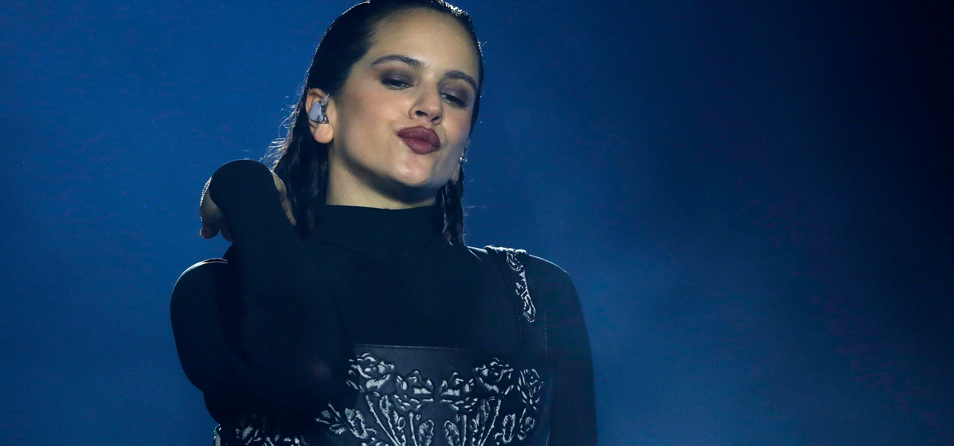 El cabello de Rosalía se quedó enredado en un ventilador durante show
