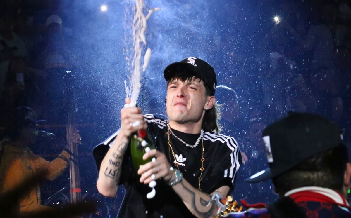 Peso Pluma le dedicó un mensaje a su madre durante su concierto