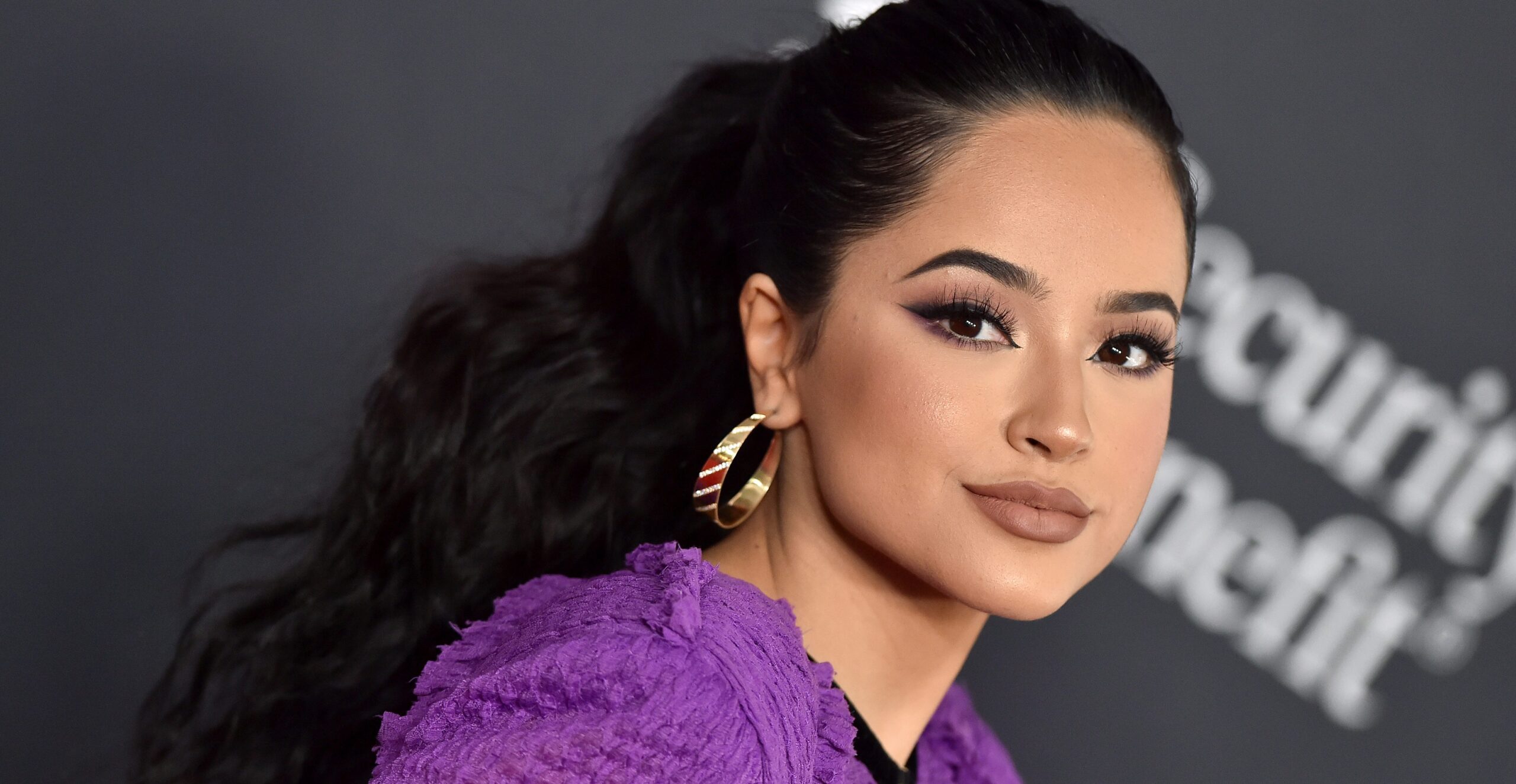 La prensa atacó a Becky G en el aeropuerto y así respondió
