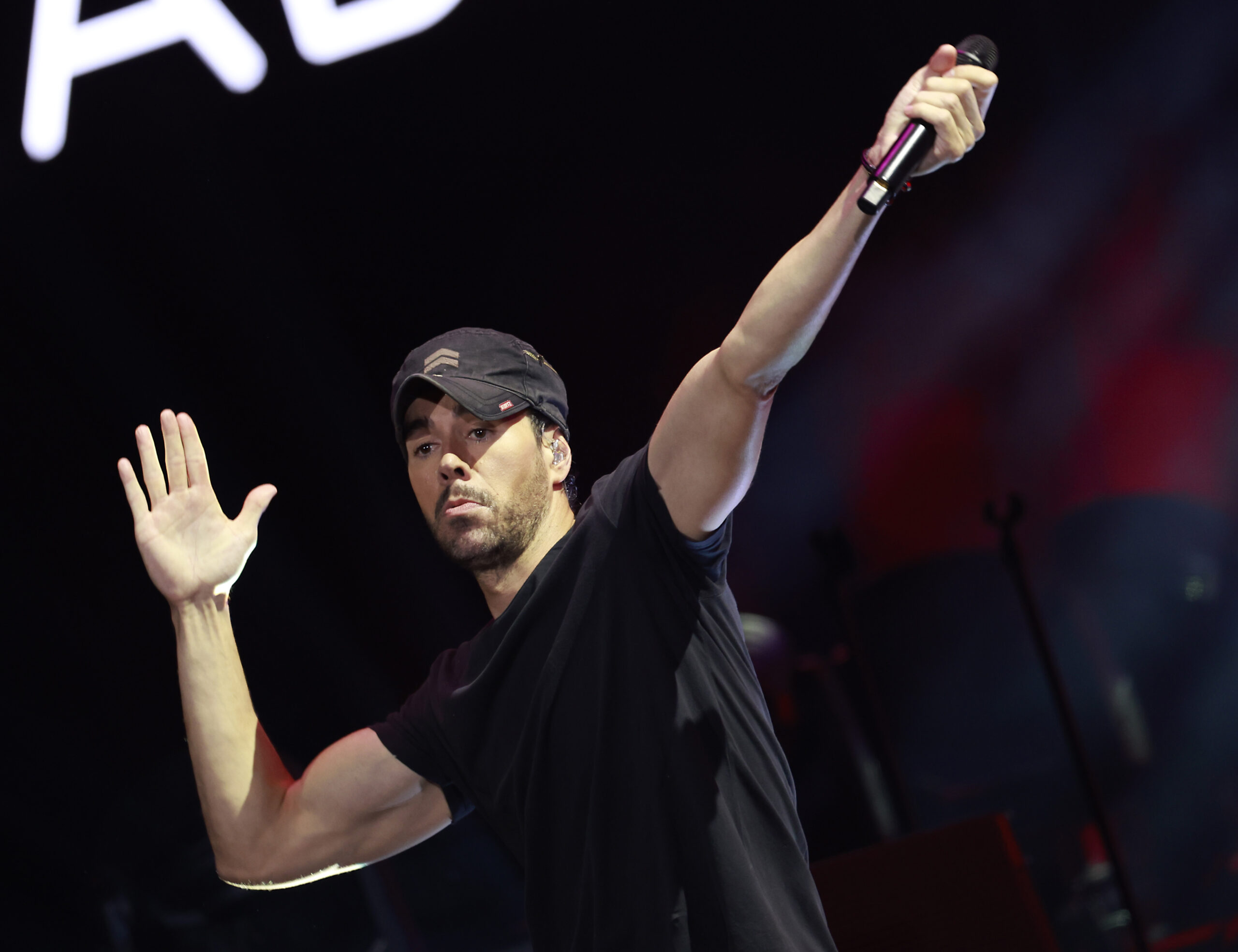 Enrique Iglesias cancela conciertos por problemas de salud