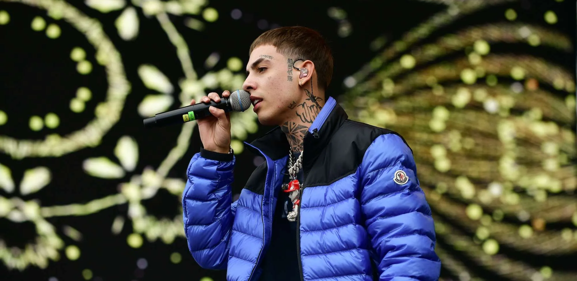 Natanael Cano invitó a cantar a fan y terminó insultándolo