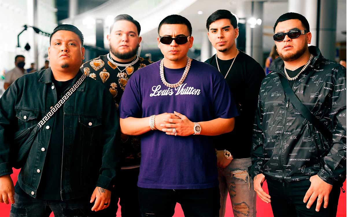 ¡Auch! Sometieron a fan de Fuerza Regida por subirse al escenario